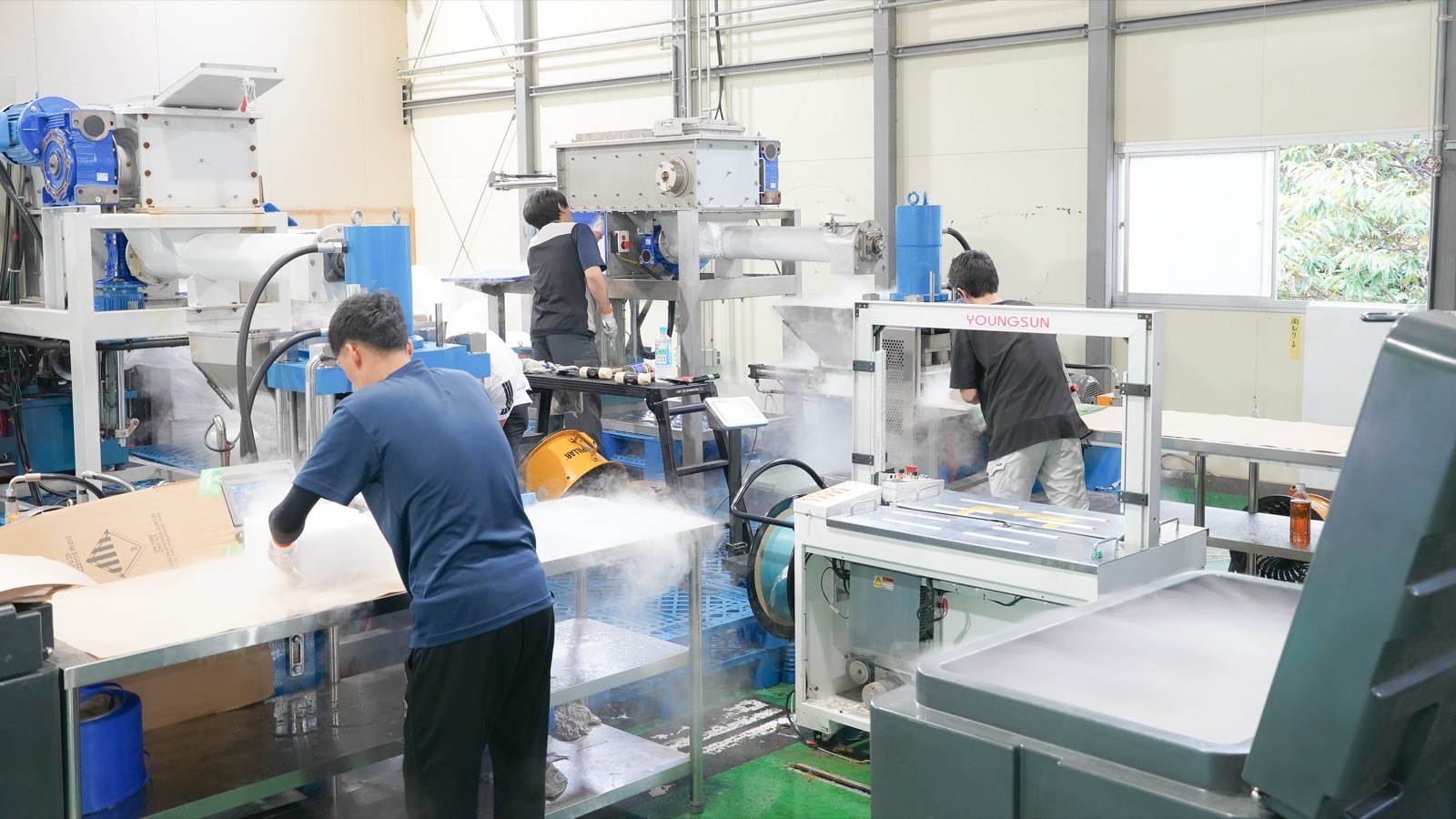 自社工場での加工作業