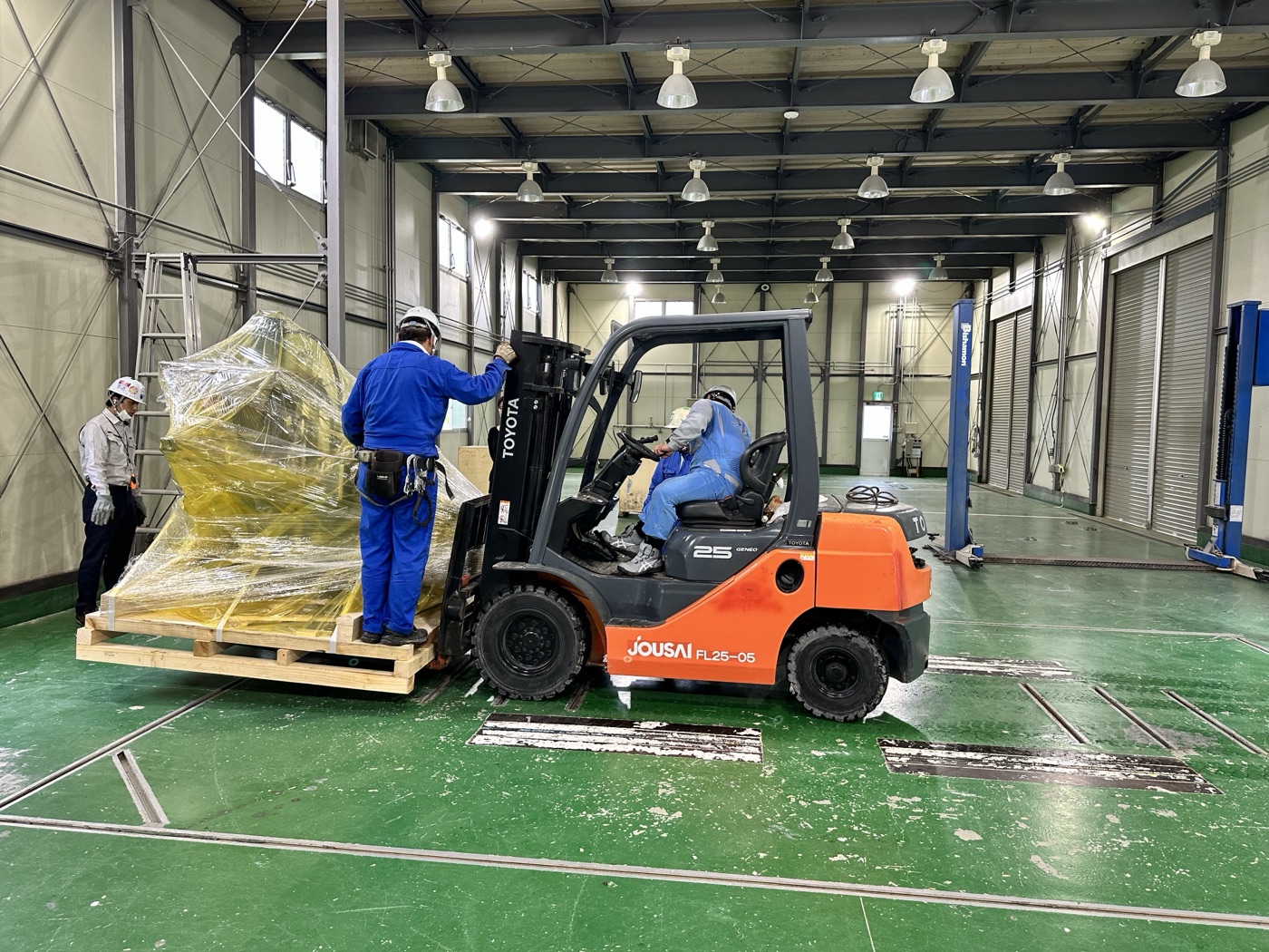 工場への機械の搬入