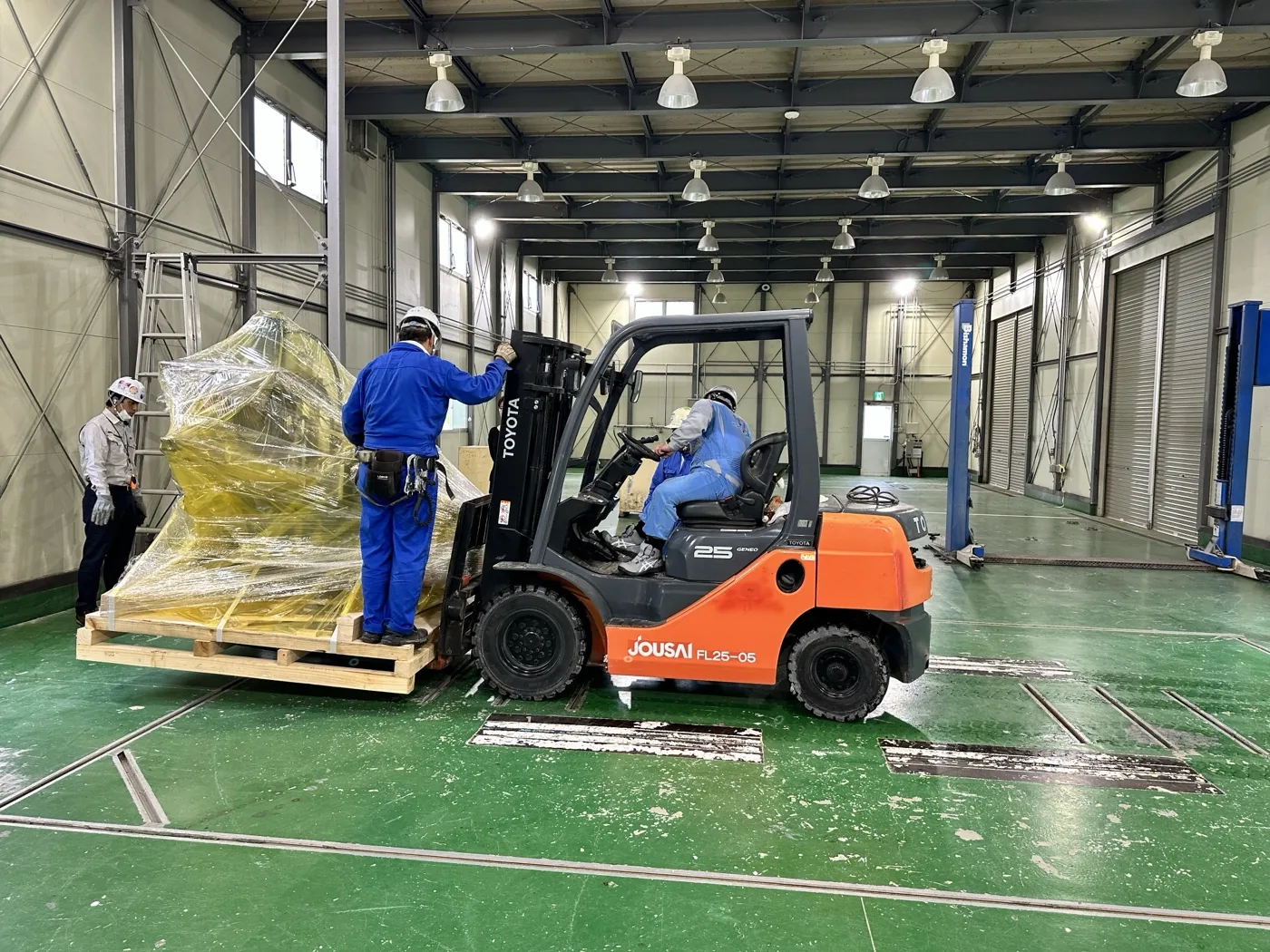 工場への機械の搬入